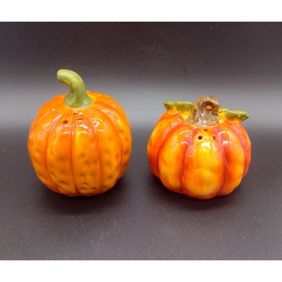 Fall Pumpkin Salt and Pepper Shakers - Halloween or Thanksgiving - Picture 1 of 3